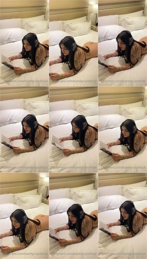 karely ruiz leyendo un libro