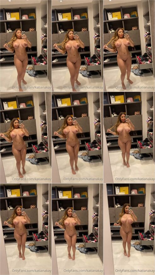 katiana kay desnuda frente al espejo